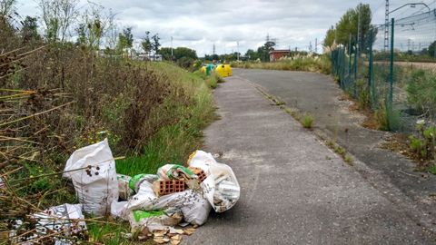 Restos de una obra tirados en el antiguo tramo de entrada a la ciudad por Sanz Crespo