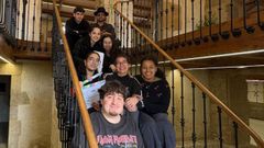 Mike Schot (delante) junto al equipo t�cnico y los actores de su nuevo corto, Vagalume, en el pazo de Goi�ns

