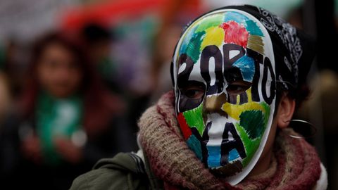 Manifestantes proabortistas y contrarios a la legalizaci�n se manifestaron frente al Parlamento de Buenos Aires durante el debate del proyecto del ley