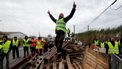 Manifestantes vestidos con chalectos amarillos bloquean el acceso a la refiner�a de Frontignan, al sur de Francia, para protestar contra el alza de impuestos al combustible