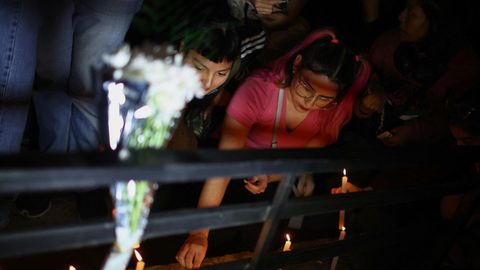 Los fans levantaron un altar improvisado en el exterior del hotel. 