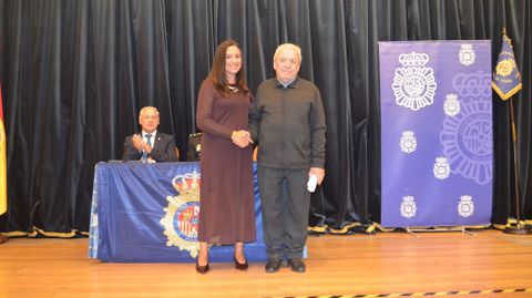 La jueza Mar�a Victoria Comparada entrega una distinci�n policial al cura de la parroquia de A R�goa, Rafael Mella
