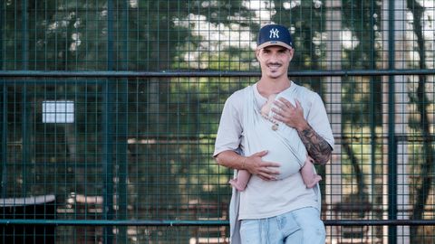 Jaime Seoane, junto a su hijo Mateo, posa para La Voz de Asturias