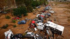 Coches arrastrados por la dana en Alfafar ocupando las vas del tren