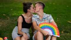 Una pareja de mujeres se besa en Madrid, en una imagen de archivo.