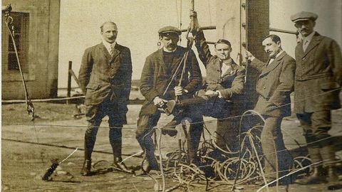 Foto cedida por el investigador Jos� Ram�n Cabanelas de trabajadores del cable alem�n en Vigo.