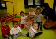 Una cuidadora acompa�a a los m�s peque�os en sus juegos.