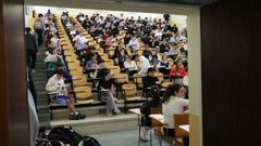 Estudiantes antes del examen de selectividad en la facultad de económicas de la USC