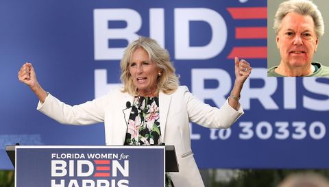 Jill Biden,�durante un acto del partido dem�crata del 2021.�Arriba a la derecha, fotograf�a de su exmarido, William Stevenson.