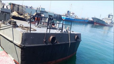 El buque de apoyo Konarak permanece atracado en la drsena del puerto de Jask