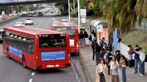 Estudiantes a la cola para coger el bus al campus en la parada de Alfonso Molina.