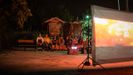 Durante los meses de vacaciones, la plaza de la aldea de A Reguenga acoge ciclos de cine improvisados