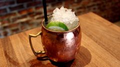 El Moscow mule servido en jarra de cobre 