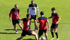 Juanfran en un rondo junto a sus futbolistas durante uno de los �ltimos entrenamientos de la temporada