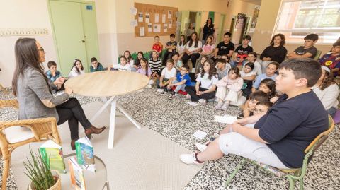 Mar�a Canosa, durante a s�a conversa con escolares do CPI de Zas 