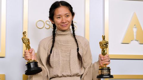 Chlo Zhao hizo historia y gan el scar a la mejor direccin por Nomadland. El filme se llev dos estatuillas ms, la de mejor pelcula y mejor actriz para Frances McDormand