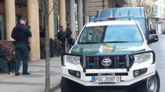 El gran operativo que la Guardia Civil despleg� esta ma�ana en Ribadeo gener� expectaci�n entre el vecindario de la Avenida de Galicia