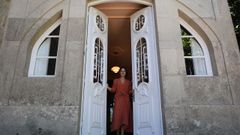 Natali�Barreira posa en la puerta principal de Villa Lores, un pazo-palacio recuperado en Mea�o