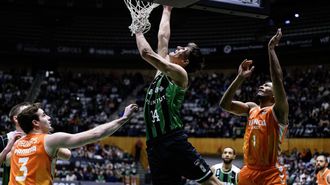 Diego Niebla en el momento en el que anot&oacute; su primera canasta en ACB frente al Valencia Basket. 
