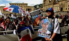 Chavistas y antichavistas se manifiestan en Bogot� en contra y a favor de la visita de Capriles.