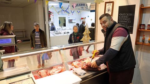 Jose, de la carnicera O Freixo, lleva en la plaza desde sus inicios.