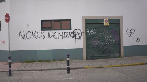 Las pintadas que aparecieron junto a una mezquita de Lugo este lunes