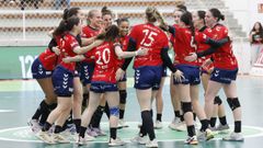 Las jugadoras del Porri�o celebran su triunfo ante el Guard�s.