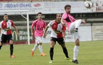 El medio cercedense Mart�n despeja un bal�n en el partido ante el Arousa en A Lomba. 