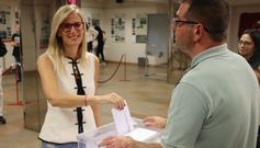 Lara Mart�nez votando en las primarias del PSOE de Gij�n