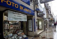 Hern�ndez, en el nuevo local de General Mola, a donde traslada la hist�rica tienda Foto Blanco.