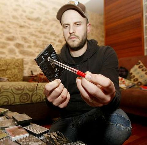 Villena rebobina un casete.