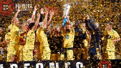Los jugadores del Deportivo levantan el trofeo de campeones de Primera Federación