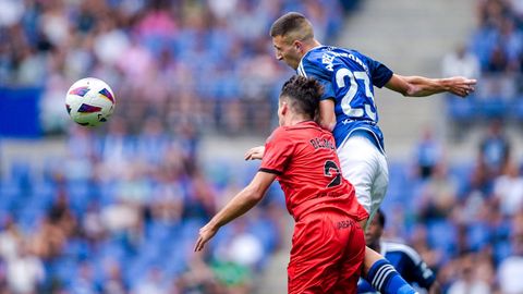 Abel Bretones y Delms disputan un baln durante el Oviedo-Racing de Ferrol