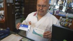 La venta de test se ha incrementado en farmacias como la de Ferrol Vello (en la imagen)