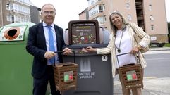 El alcalde, Xos Snchez Bugallo, y la concejala Mila Castro, responsable de Medio Ambiente, presentando el inicio de la recogida selectiva de la fraccin orgnica en la ciudad