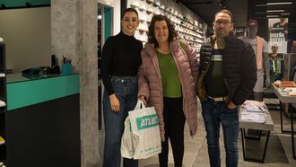 ngeles Dvila (en el centro), acompaada de su marido, compr varias zapatillas de deporte con el dinero del premio