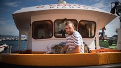 �scar Galb�n, a bordo da embarcaci�n coa que traballa nas bateas familiares