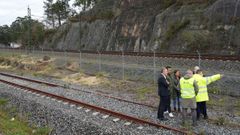 En marzo pasado, Luis L�pez, presidente de la Diputaci�n, inspeccion� con t�cnicos de Adif el trazado ferroviario en desuso