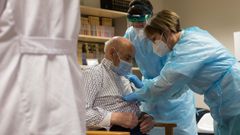 La campa�a comenz� el martes en Burela y ayer se extendi� a toda la provincia. La foto corresponde a la vacunaci�n de un usuario de 95 a�os de la residencia lucense Albertia