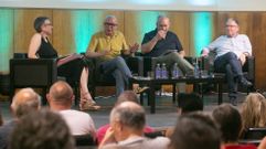 Li�ares Giraut, a la derecha, durante la presentaci�n de su nueva obra en la Casa da Cultura de Negreira