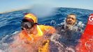 Los guardacostas italianos difundieron im�genes del rescate de los migrantes que se lanzaron al mar