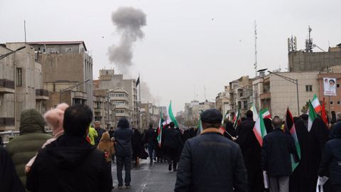 Im&aacute;genes de humo en Teher&aacute;n tras una explosi&oacute;n durante una protesta con motivo del D&iacute;a de Al-Quds (D&iacute;a de Jerusal&eacute;n) el &uacute;ltimo viernes del mes sagrado del Ramad&aacute;n, en medio del conflicto entre Estados Unidos e Israel con Ir&aacute;n.