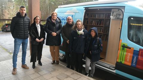 El director general de Cultura de la Xunta, Anxo M. Lorenzo, en el centro, asisti� a una actividad del d�a de las Bibliotecas M�viles en el colegio Rogelio Y��ez de Ramir�s.