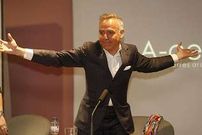 Joaqun Torres saluda al pblico que acudi a su charla