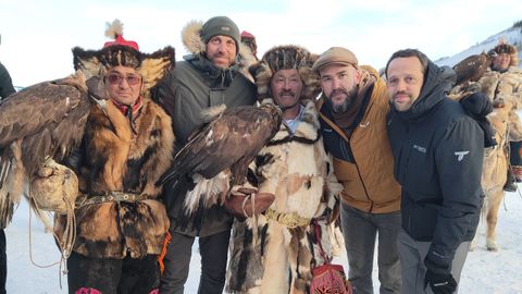 Dos cazadores de Mongolia con Luis Guijarro, V&iacute;ctor Mart&iacute;n y Enric Freixa, del equipo espa&ntilde;ol.