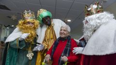 Los usuarios de la residencia de mayores de Vimianzo tambi�n recibieron a los Reyes Magos
