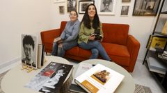 Laura (Izquierda) y Rosi (derecha) abrieron en octubre su estudio de fotograf�a en Pontecesures �Ch�scame un ollo�