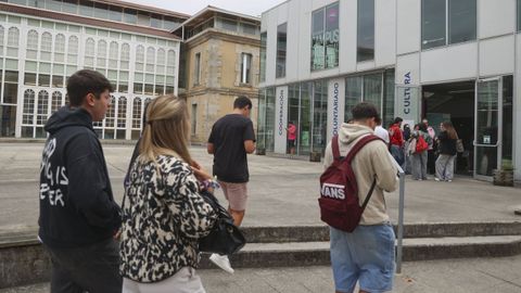 Universitarios en el Campus de Esteiro de la Universidade da Coruña.