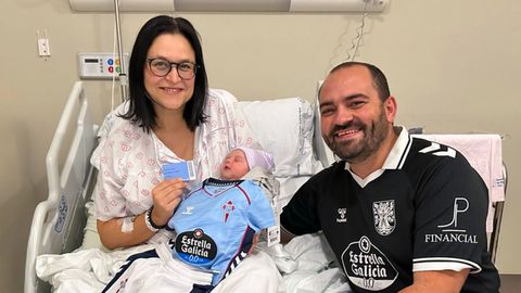 Xulia Garrido y Alberto Carballo, con su peqeo recin nacido, Roi, carn nmero 40.000 del Celta.