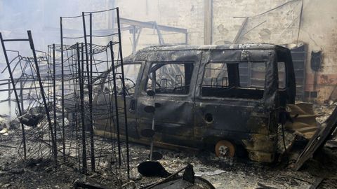 La nave de Repuestos Al Volante, de neumticos Fran, totalmente calcinada